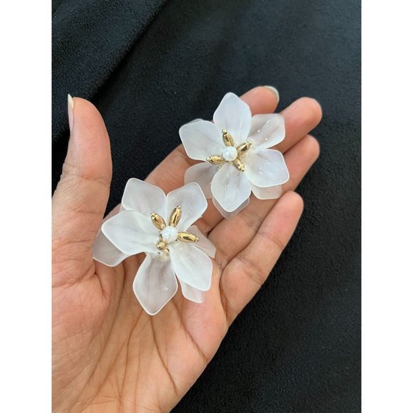 Big White flower stud earring Large large Snow White big earrings plastic floral - Picture 2 of 8